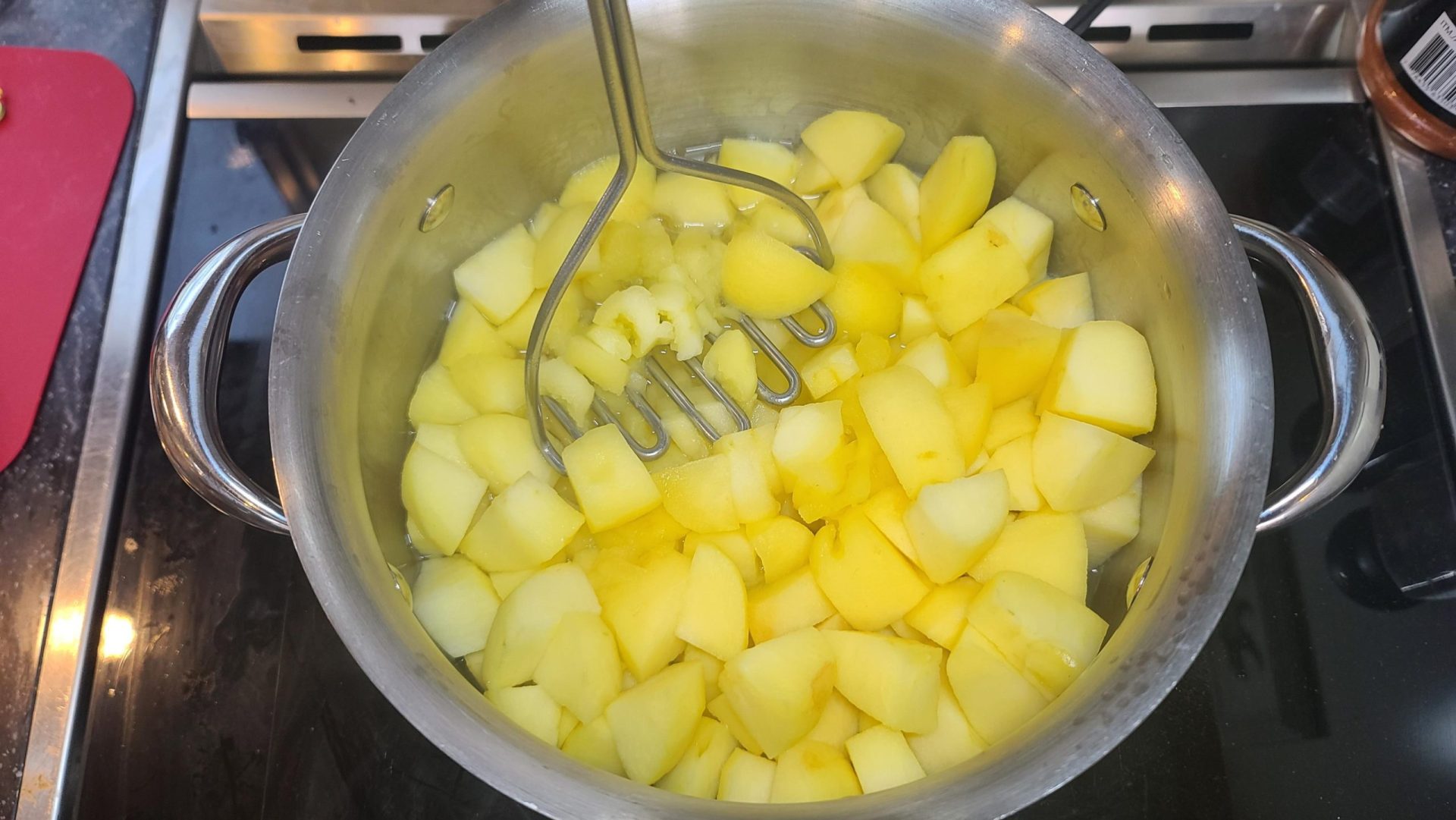 homemade-cinnamon-apple-sauce