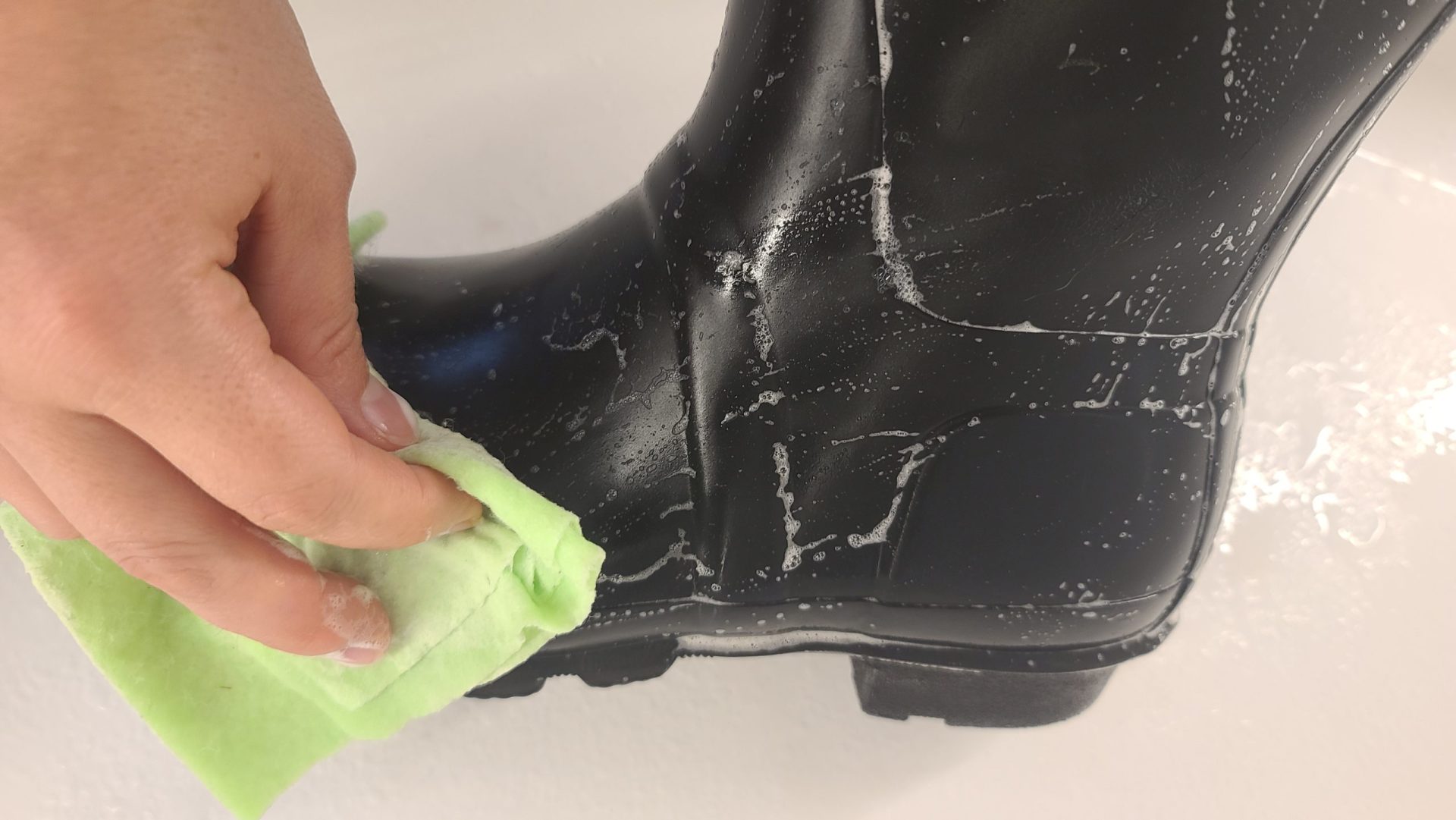 cleaning-hunter-boots