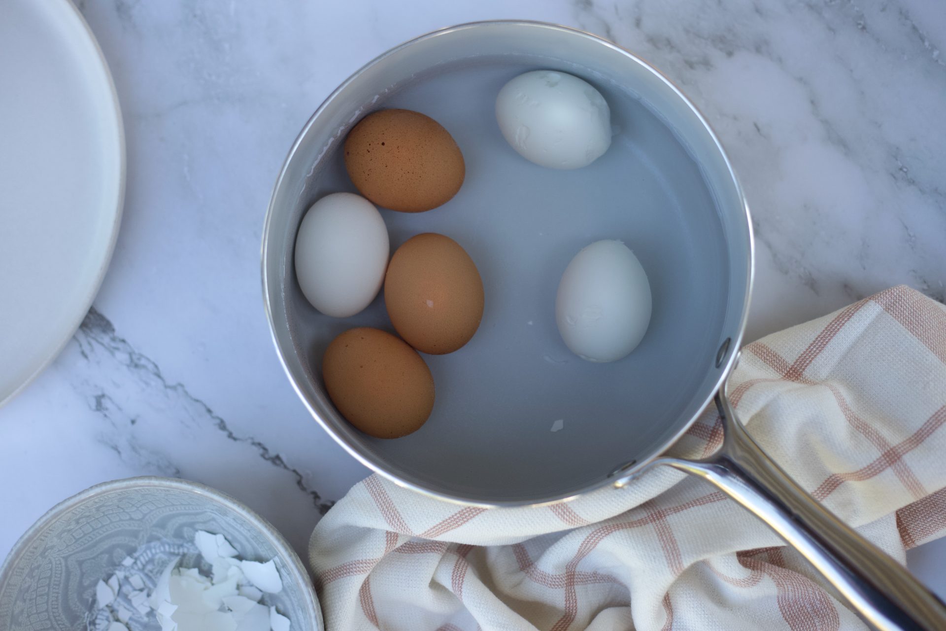 peeled-hard-boiled-eggs-ready-to-eat